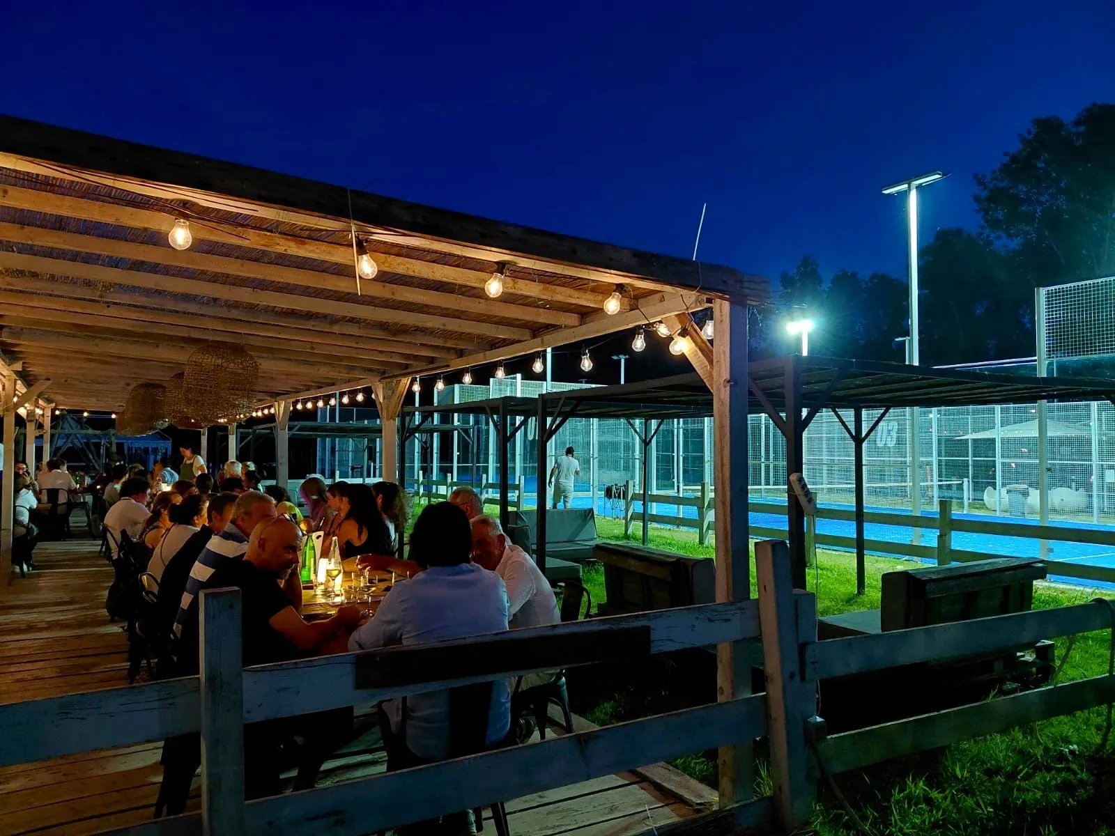 campo padel illuminato di sera al Country Club Circeo San Felice Circeo